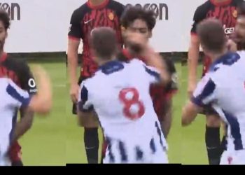 Mallorca-West Brom, kakva prijateljska tučnjava!  Njihovi se suputnici bore da ih razdvoje