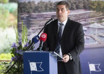 TUČNJAVA U KAFIĆU Gradonačelnik Rovinja optužen zbog narušavanja javnog reda i mira | NACIONAL.HR