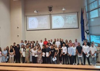 Maturantima svečano uručene svjedodžbe