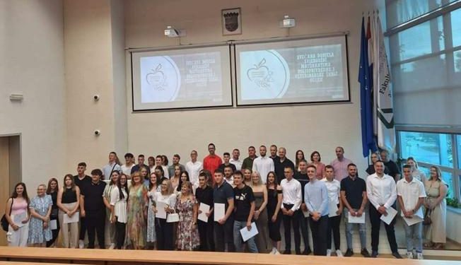 Maturantima svečano uručene svjedodžbe