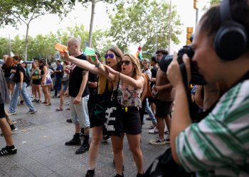 Mještani na jednom mediteranskom vrućem mjestu pune vodene puške u znak protesta protiv masovnog turizma: ‘Idi kući’