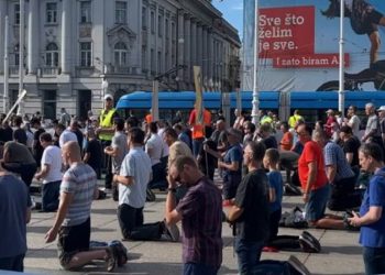 Molitelji molili krunicu na glavnom zagrebačkom trgu: S druge strane su bubnjali prosvjednici