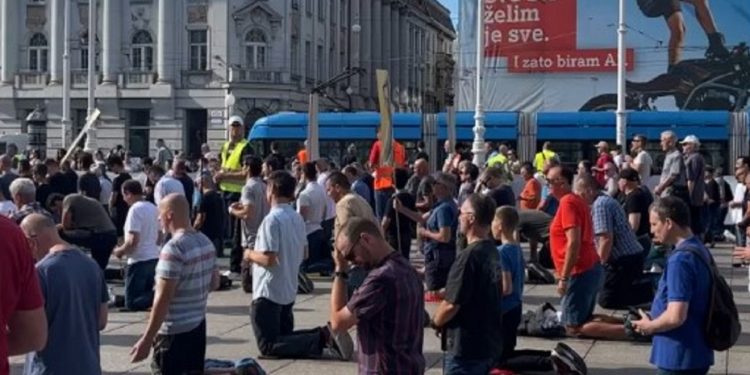 Molitelji molili krunicu na glavnom zagrebačkom trgu: S druge strane su bubnjali prosvjednici