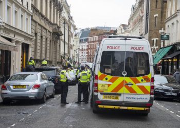 Muškarac trčao ulicom i izbo više ljudi, među njima i djecu: ‘Rekli su da zatvorimo prozore i vrata’