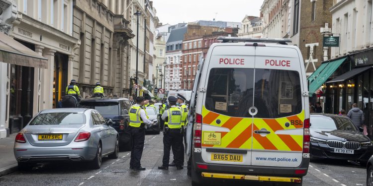 Muškarac trčao ulicom i izbo više ljudi, među njima i djecu: ‘Rekli su da zatvorimo prozore i vrata’