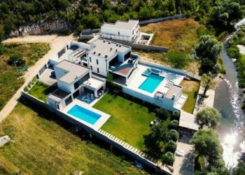 NA BUNICI NIČU LUKSUZNE VILE Investitori su lokalni moćnici, spriječiti nelegalnu gradnju na izvorima skoro nemoguće