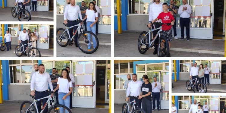 NAČELNIK PODSTRANE NAGRADIO NAJBOLJE UČENIKE Njihovoj sreći danas nije bilo kraja