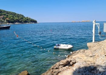 NEMAJU NI MALO SRAMA Privezali mali gumenjak za lifter namijenjen osobama s invaliditetom