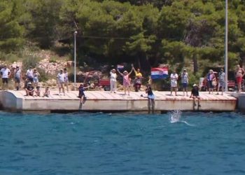 NO PASARAN Kaprijani skaču u more kada trajekt priđe blizu rive!