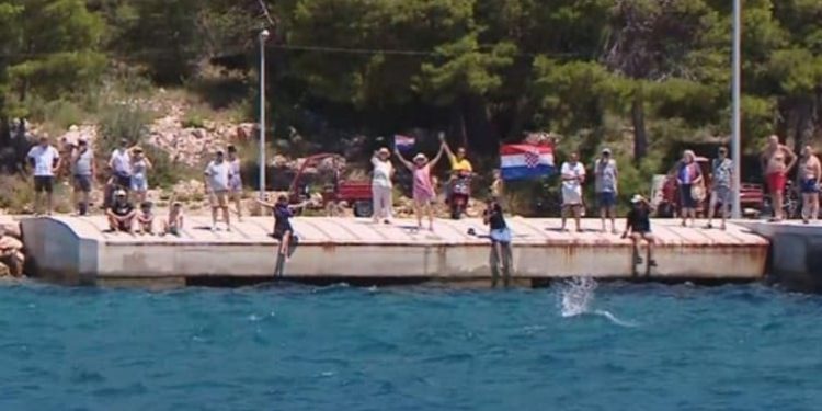 NO PASARAN Kaprijani skaču u more kada trajekt priđe blizu rive!