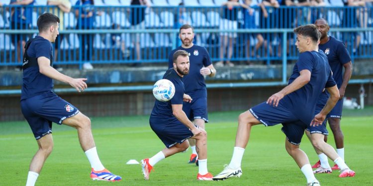 NOVI DIZAJN Procurio Dinamov domaći dres za iduću sezonu: Kako vam se sviđa Castore? | NACIONAL.HR