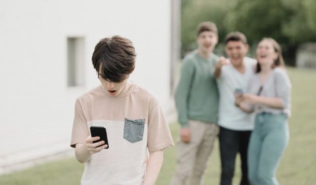 NOVI ZASTRAŠUJUĆI TREND MEĐU UČENICIMA Javno prozivaju i ismijavaju vršnjake na Instagramu