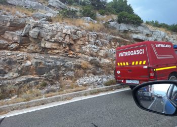 Na trogirskom području gore makija i borova šuma, sve postrojbe su na terenu