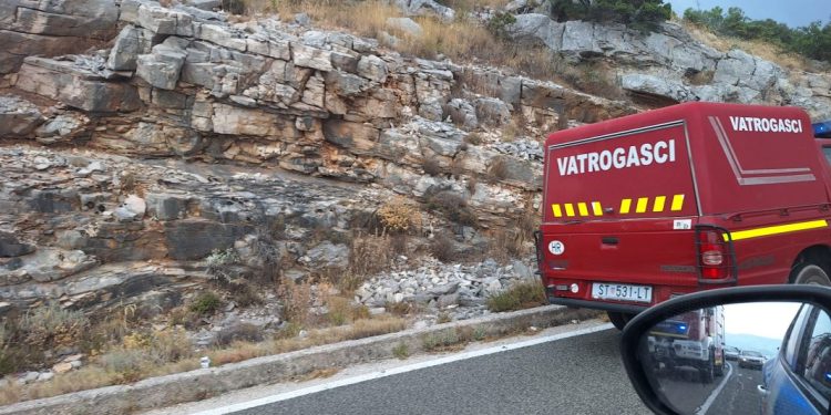 Na trogirskom području gore makija i borova šuma, sve postrojbe su na terenu