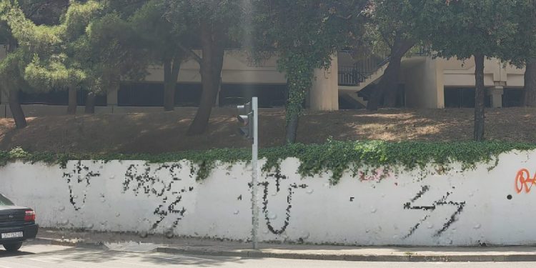 Nacističke i ustaške parole osvanule u splitskom kvartu: Simboli zla i krvavih zločina prekrili su bijele zidove