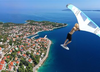 Nagrada je 200 eura: Tko je vidio krilo koje je izgubio surfer između Hvara i Brača?