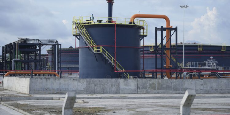 Najveća afrička rafinerija nafte traži sirovu naftu iz Libije – Reuters – RT Africa