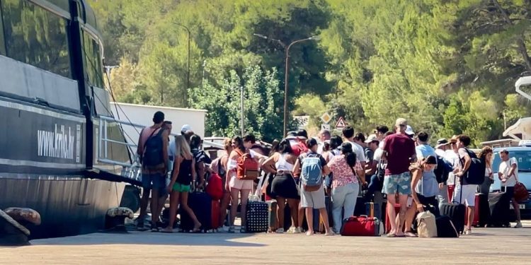 Nasamarena sam od taksista. Navukao me i naplatio vožnju do luke, a poslije saznam da smo imali autobus u cijeni katamarana!