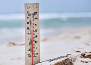 Nastavljaju se neobično dugotrajne vrućine, podno Velebita puše jaka bura