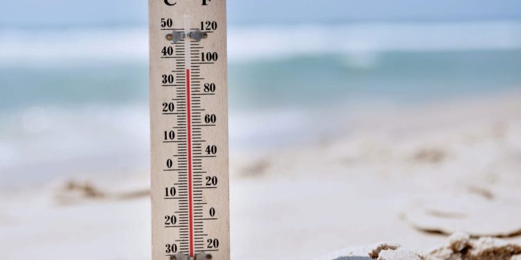 Nastavljaju se neobično dugotrajne vrućine, podno Velebita puše jaka bura