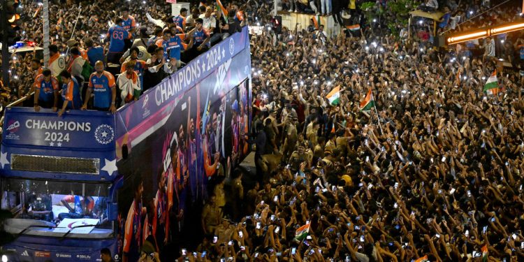 Navijači kriketa organiziraju veliku paradu za indijski tim nakon pobjede na Svjetskom prvenstvu (VIDEO) — RT India