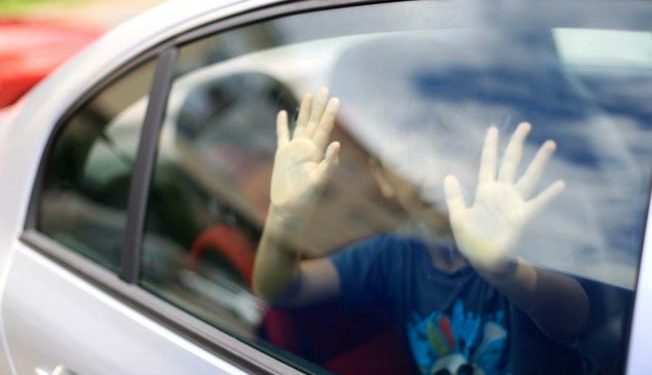 Ne ostavljajte djecu u vrućim vozilima!