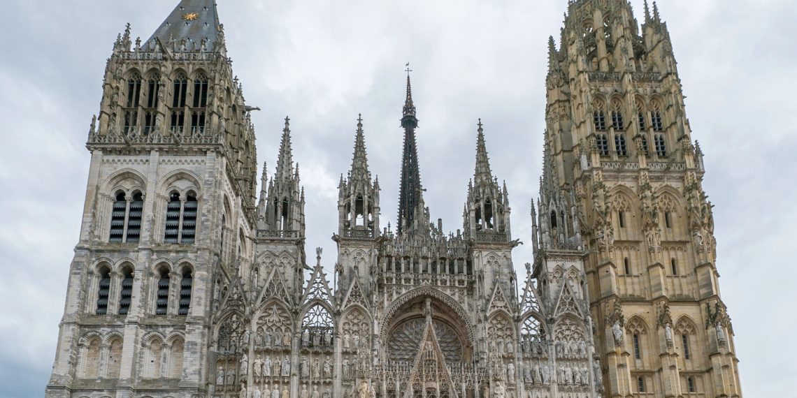 Ne valjda opet? Zapalio se toranj poznate francuske katedrale