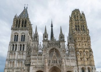 Ne valjda opet? Zapalio se toranj poznate francuske katedrale