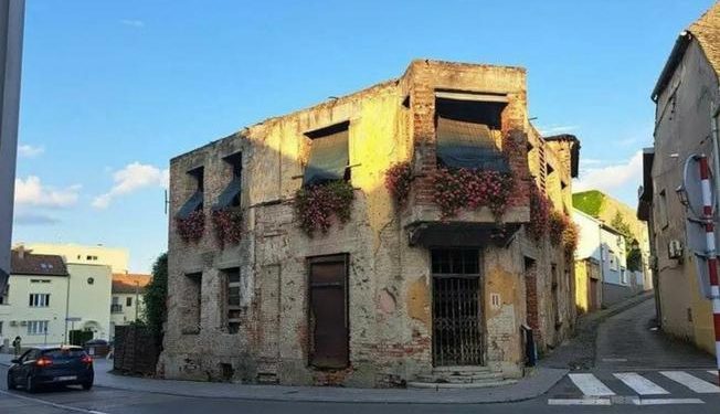 Neke zgrade nose ratne rane i nakon 3 desetljeća