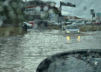 Nesvakidašnji prizori iz okolice Splita: Auto vozi kroz poplavljeno područje dok se u suprotnom smjeru gomila kolona