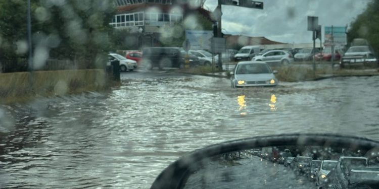 Nesvakidašnji prizori iz okolice Splita: Auto vozi kroz poplavljeno područje dok se u suprotnom smjeru gomila kolona