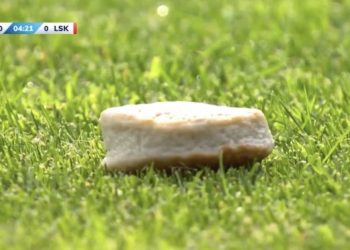 Norveška, navijači bacaju kolače u znak prosvjeda protiv VAR-a i prekida utakmice