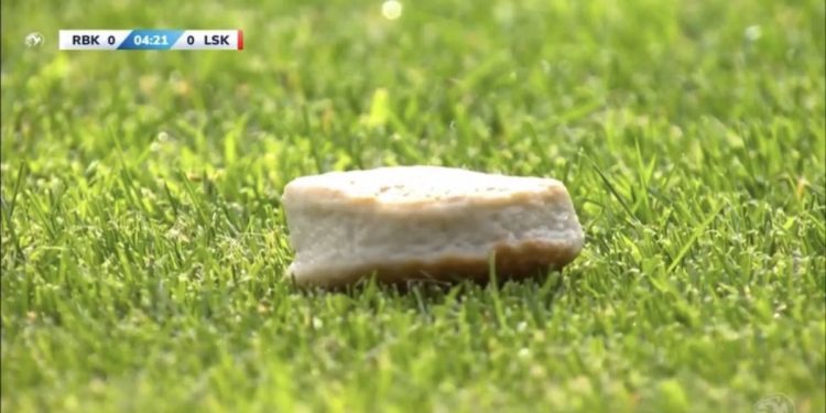 Norveška, navijači bacaju kolače u znak prosvjeda protiv VAR-a i prekida utakmice