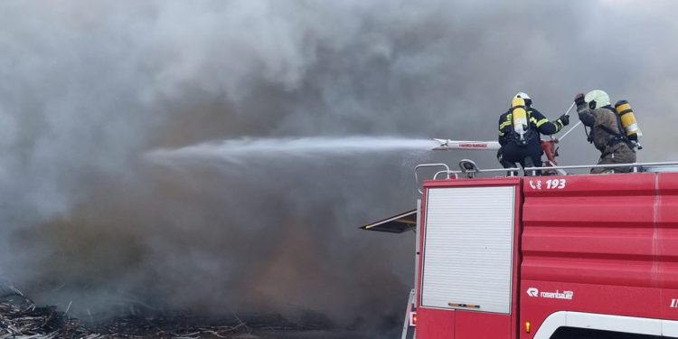 Nove informacije s požarišta u Kaštelima. Jedan vatrogasac završio u bolnici