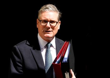 Novi britanski premijer Keir Starmer suočava se sa svojom prvom kritikom Donjeg doma zastupnika