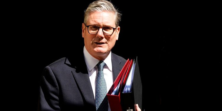 Novi britanski premijer Keir Starmer suočava se sa svojom prvom kritikom Donjeg doma zastupnika