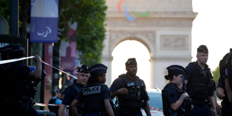 Novi horor u Parizu, situacija je gadna: Kultna avenija prepuna policije, prolila se krv