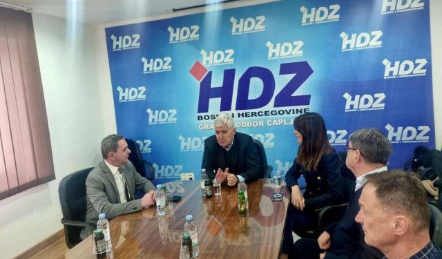 OHRABRUJE UMJESTO DA SMJENJUJE Čović obišao načelnika koji ima optužnicu