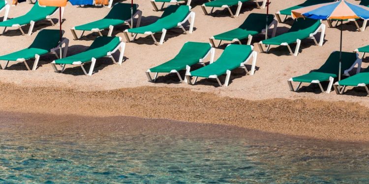 OKUPACIJA LEŽALJKAMA Grčka pokušava obuzdati kaos na svojim plažama