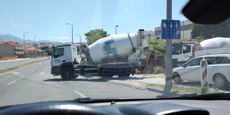 OPASNOST NA VUKOVARSKOJ “Kamionom je zatvorio sve tri trake, mogao je izazvati sudar”