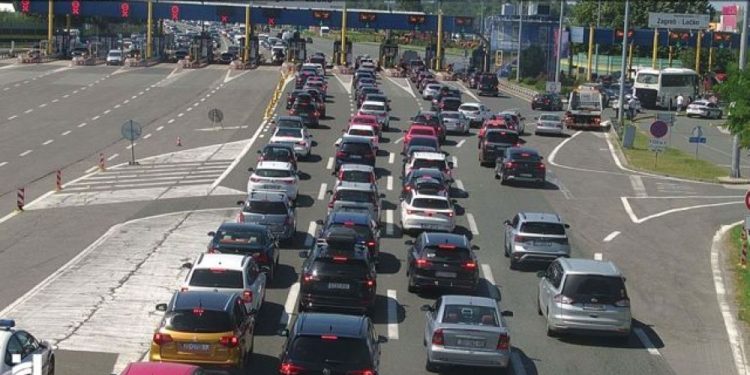 OPREZ, OČEKUJU SE VELIKE GUŽVE! Na Lučkom su kolone od jutra | NACIONAL.HR