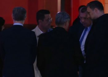 OŠTRA RASPRAVA Predstavnici Trojke ispred zgrade HDZ-a u Mostaru pokušali razgovarati s Dodikom