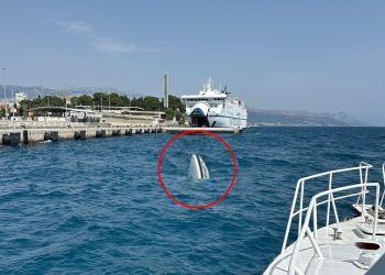 OZBILJNA OPASNOST ZA PLOVIDBU Plovput uklonio potopljenu brodicu ispred splitske gradske luke