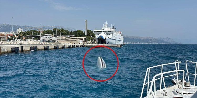 OZBILJNA OPASNOST ZA PLOVIDBU Plovput uklonio potopljenu brodicu ispred splitske gradske luke