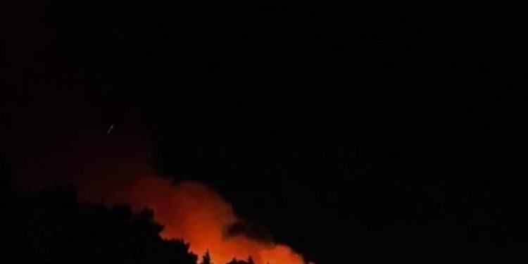 OZLIJEĐEN VATROGASAC Novi požar u Kaštelima, gorjelo i kod Zadra