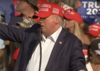 Oglasio se Trump nakon pokušaja atentata: ‘Čuo sam fijuk, metak mi je probio uho’