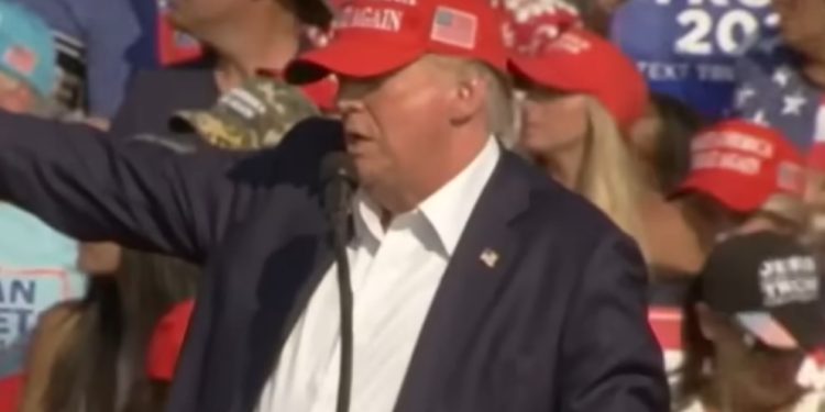 Oglasio se Trump nakon pokušaja atentata: ‘Čuo sam fijuk, metak mi je probio uho’