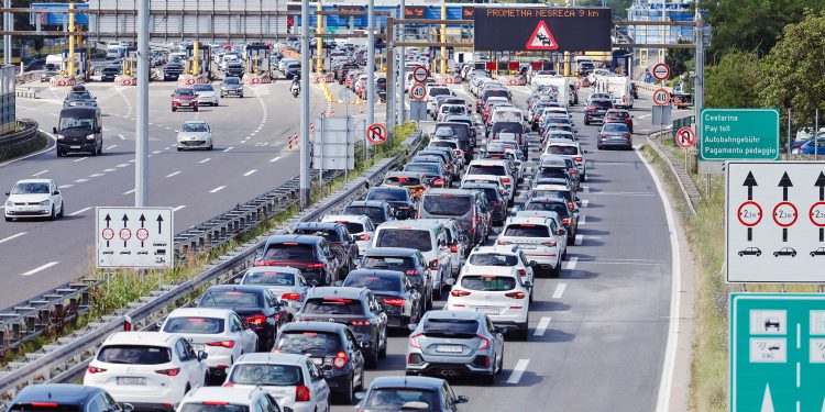 Ogromne gužve na cestama, kolone i nesreće: Pogledajte gdje se već sada stoji
