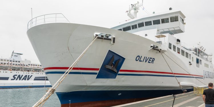 Oliver još uvijek pluta Jadranom, na njemu je 340 ljudi: ‘Problem i dalje traje’