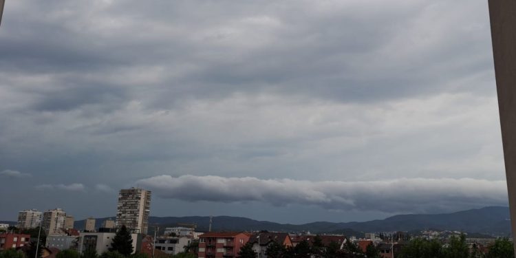 Oluja ide prema Zagrebu, neke dijelove Hrvatske već je zahvatio pljusak: ‘Uskoro prolom oblaka’